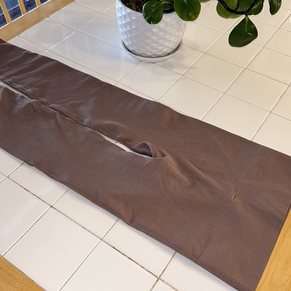 ARITZIA LEGGINGS - Picture 5 of 5